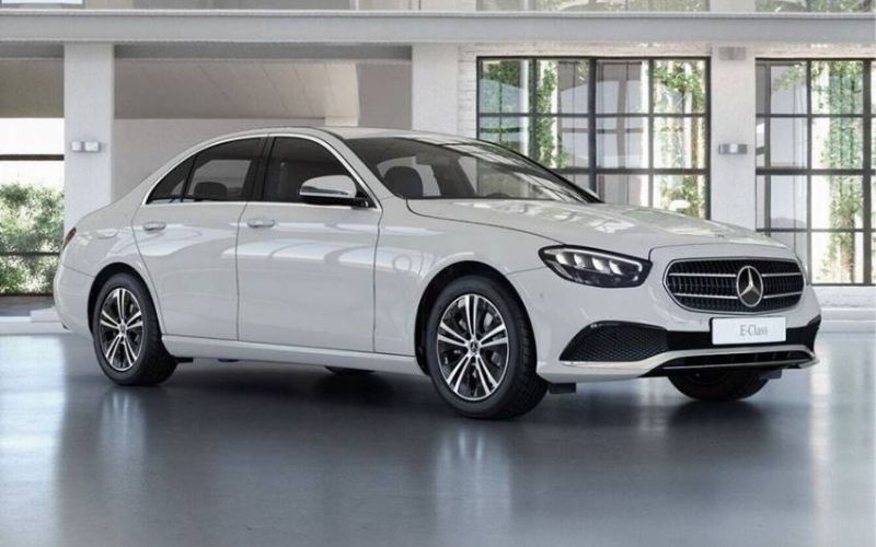 Xe màu trắng tạo cảm giác sang trọng và hợp với tuổi Tân Hợi 1971